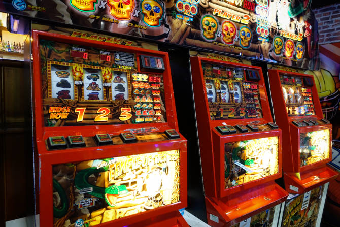 Bar gambling machine cheats